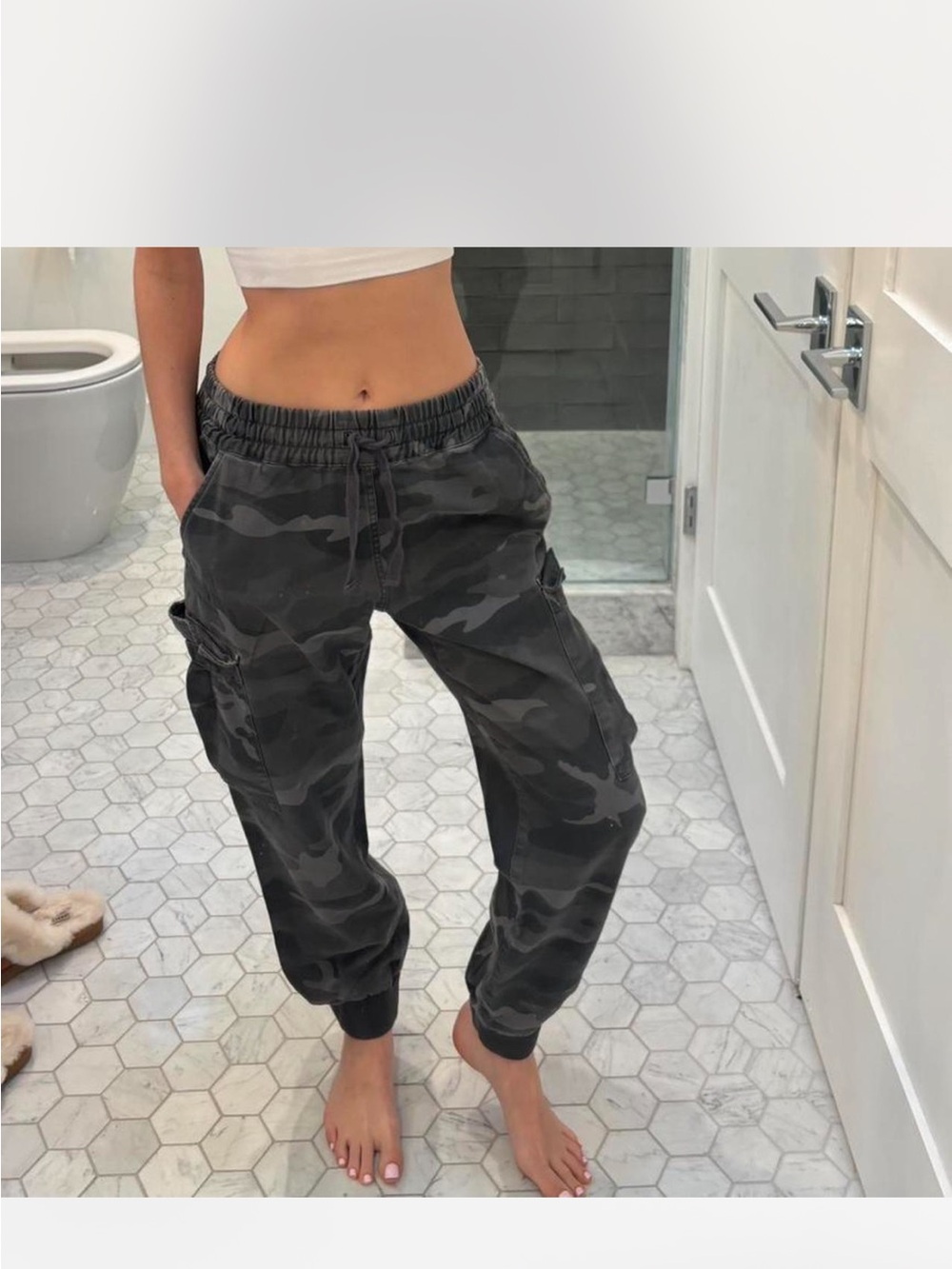 Aritzia Women's Black Gray Camo Cargo Joggers